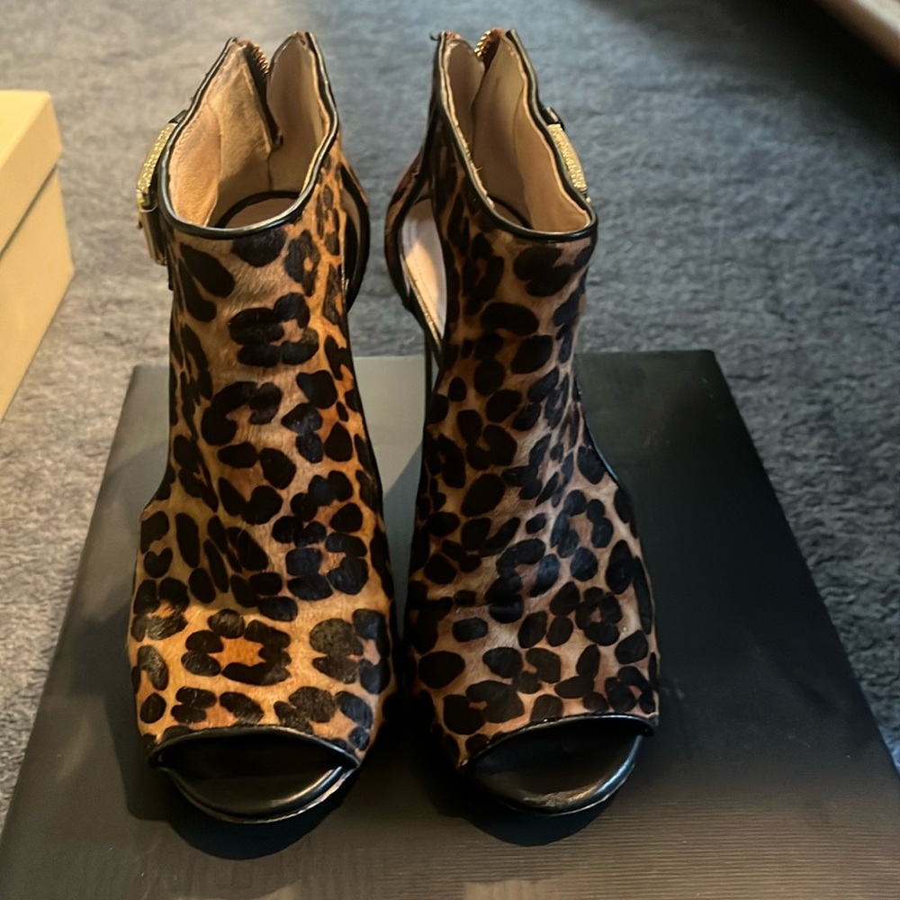 Leopard pony hair open toe shoes